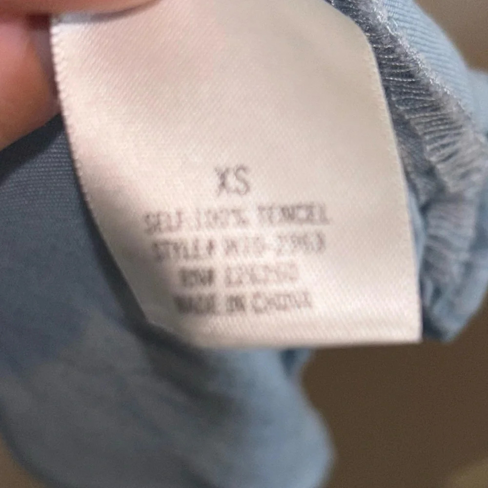 BUTTERY SOFT Harper Heritage light denim top Size XS 100% tencel - Picture 5 of 5